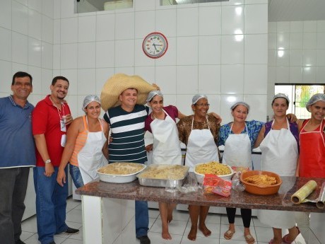 Equipe da cozinha com João, Walmir e Sergio com seu chapéu mexicano.
