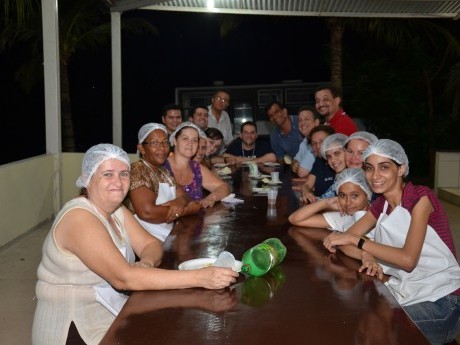 Cozinheiras, Docentes e Equipe na confraternização da sobremesa no final da noite.