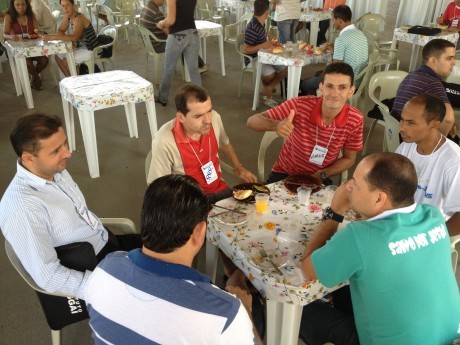 Bate papo na mesa do café.