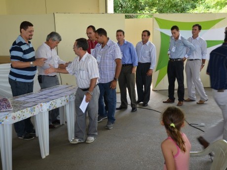 Entrega de certificados, fotografia do grupo e livros presenteados, além dos abraços.