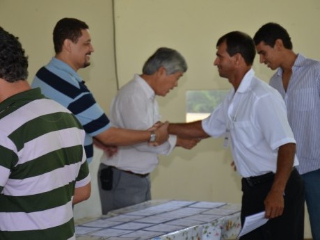 Entrega de certificados, fotografia do grupo e livros presenteados, além dos abraços.