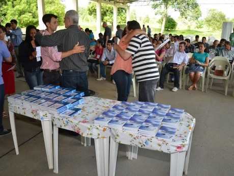 Entrega de certificados, fotografia do grupo e livros presenteados, além dos abraços.