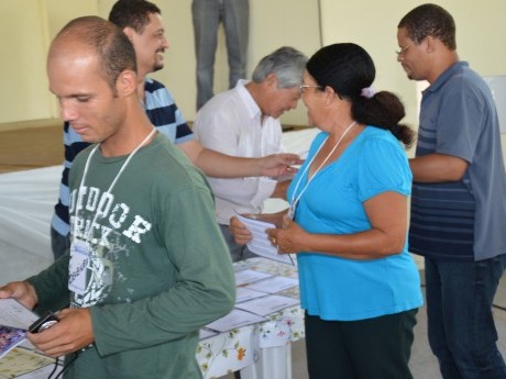 Participante observa certificado antes de seguir na fila.