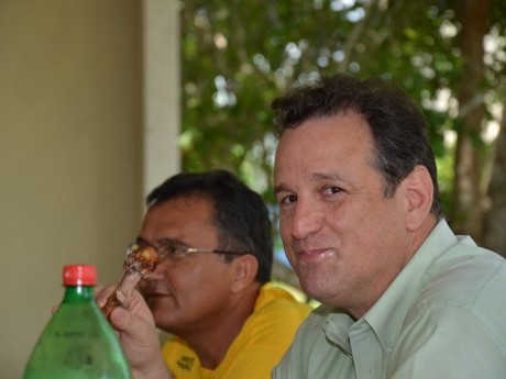 EB e o que sobrou da coxinha do frango caipira.