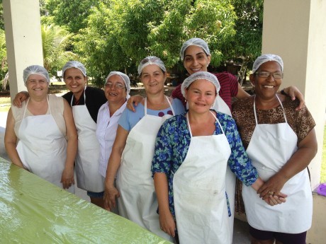 IDALETH, à direita, liderando a equipe da cozinha.