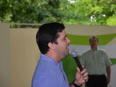 Thomás lidera o louvor