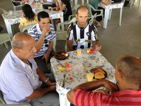 Bate papo na mesa do café.