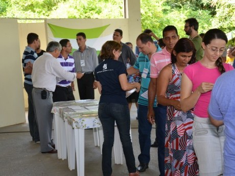 Entrega de certificados, fotografia do grupo e livros presenteados, além dos abraços.