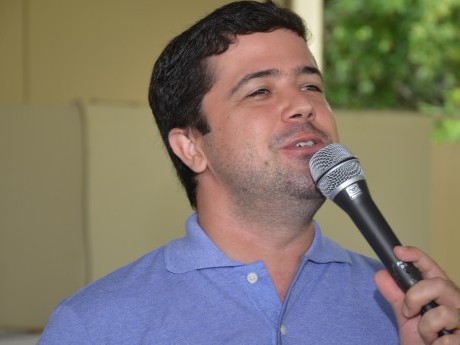 Thomás lidera o louvor