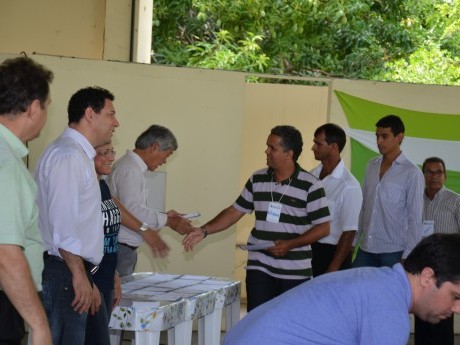Entrega de certificados, fotografia do grupo e livros presenteados, além dos abraços.
