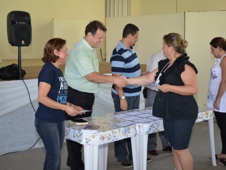 Entrega de certificados, fotografia do grupo e livros presenteados, além dos abraços.