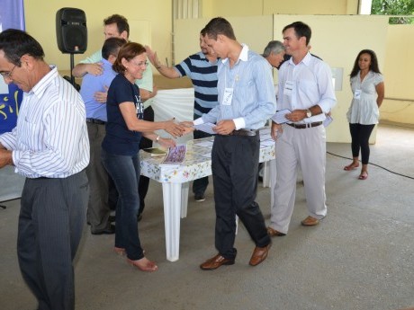 Entrega de certificados, fotografia do grupo e livros presenteados, além dos abraços.