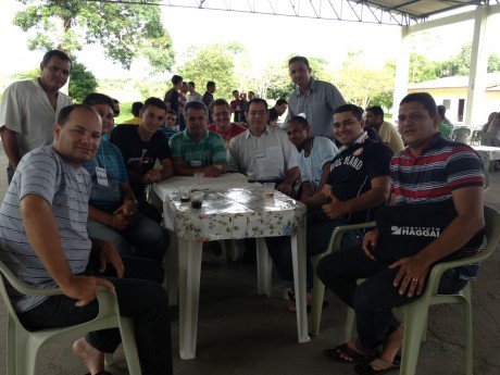 Turma de amigos no intervalo das aulas