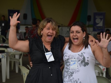 Participantes da IEQ dando o famoso "grito" de alegria