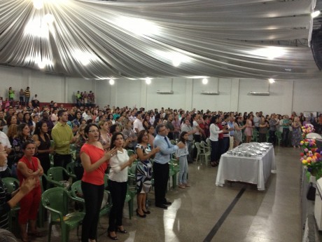 DOMINGO - Culto na Primeira Igreja Batista que nos cederam gratuitamente o acampamento.