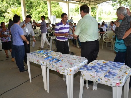 EB entrega livro para participante