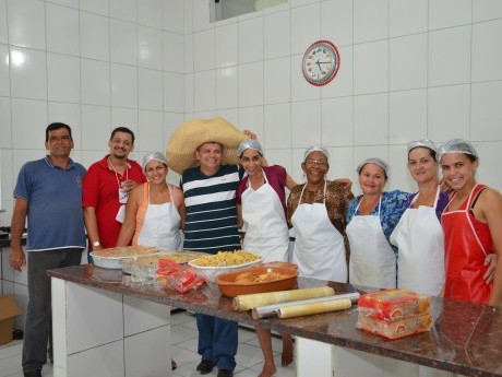 Equipe da cozinha com João, Walmir e Sergio com seu chapéu mexicano.