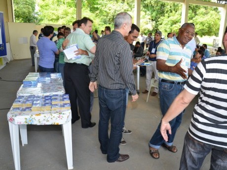 Entrega de certificados, fotografia do grupo e livros presenteados, além dos abraços.