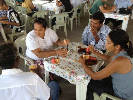 Bate papo na mesa do café.