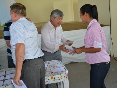 Entrega de certificados, fotografia do grupo e livros presenteados, além dos abraços.