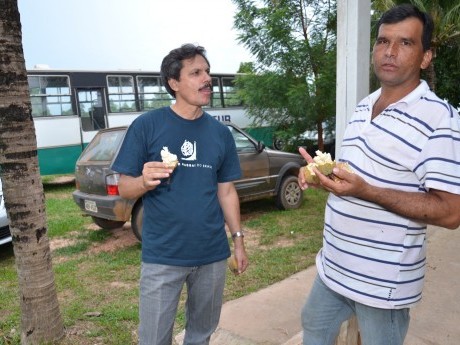 Indalécio e João "fazendo uma boquinha" com as frutas da região.