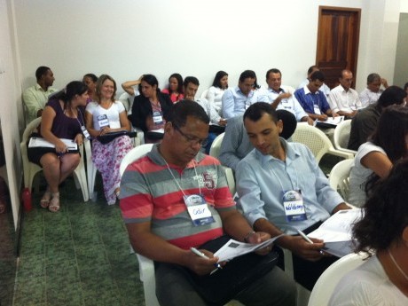 Participantes conversando em pequenos grupos.