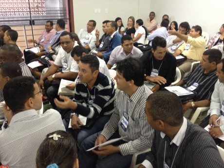 Participantes conversando em pequenos grupos.