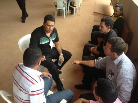Aguinaldo conversando com alguns dos participantes.