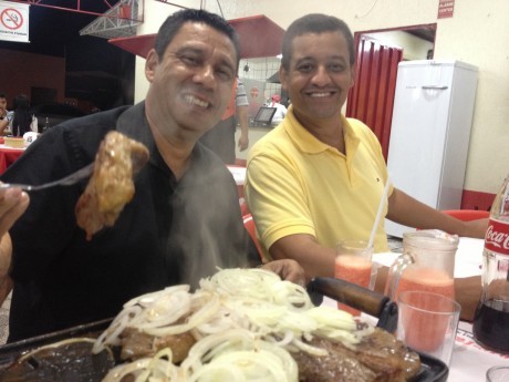 DEPOIS DAS AULAS. Na 2a-feira à noite, Equipe come picanha e faz avaliação do evento.