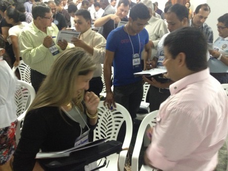 Os participantes, divididos em pequenos grupos de dois ou três...