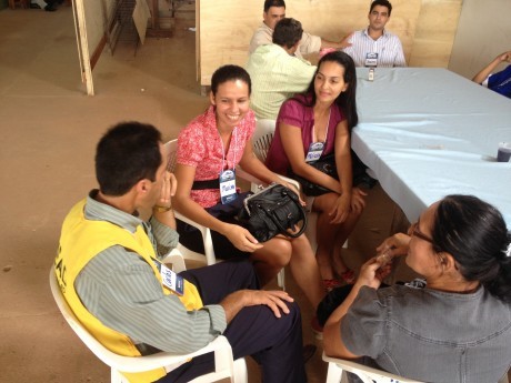 Pessoal conversando no período após o almoço.