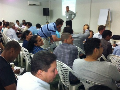 Pessoal bem à vontade no intervalo entre as aulas.