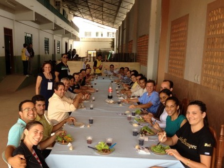 FOTOS GERAIS - Visão parcial do almoço.