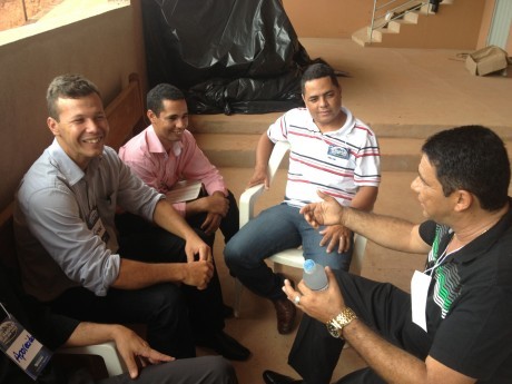 Aguinaldo conversando com alguns dos participantes.