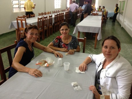 Eneide e duas participantes em conversa depois do almoço.
