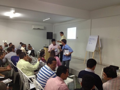 Pessoal bem à vontade no intervalo entre as aulas.