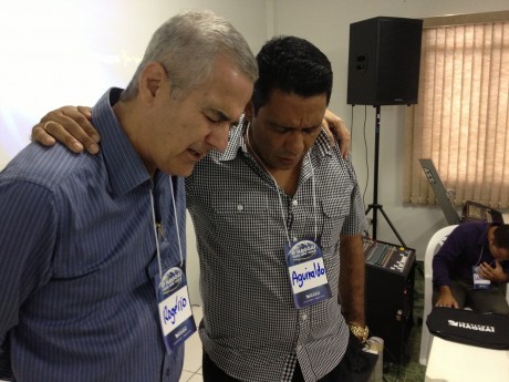 Rogério e Aguinaldo orando juntos.
