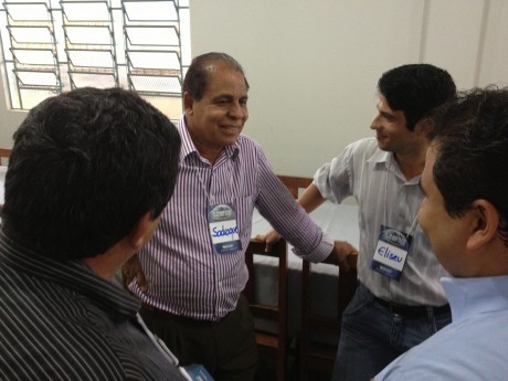 Pr. Sadraque conversando com alguns dos participantes.