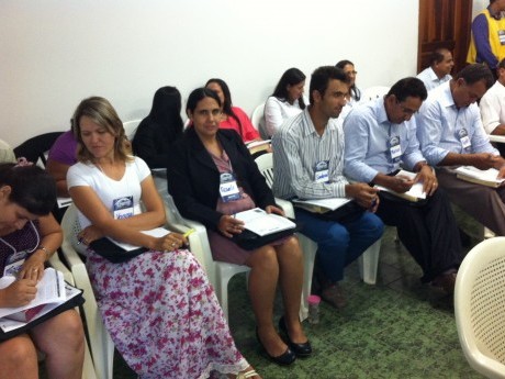 Pessoal bem à vontade no intervalo entre as aulas.