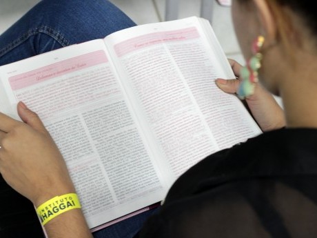 Participante lendo a Bíblia