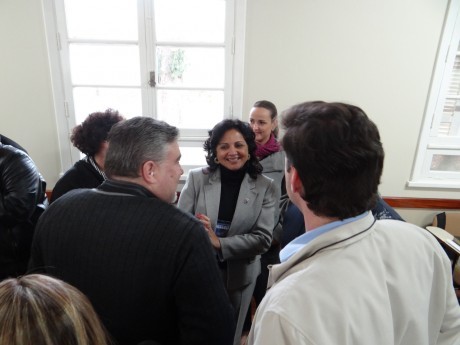 Docente Cidinha interagindo com os participantes