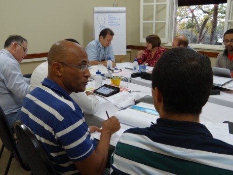 Participantes trabalham juntos
