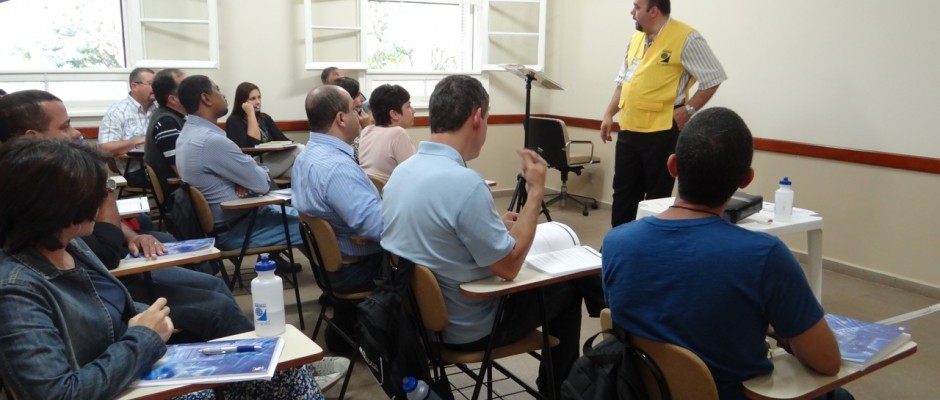 Monitor dá orientações em sala