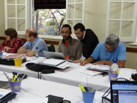 Participantes trabalham juntos