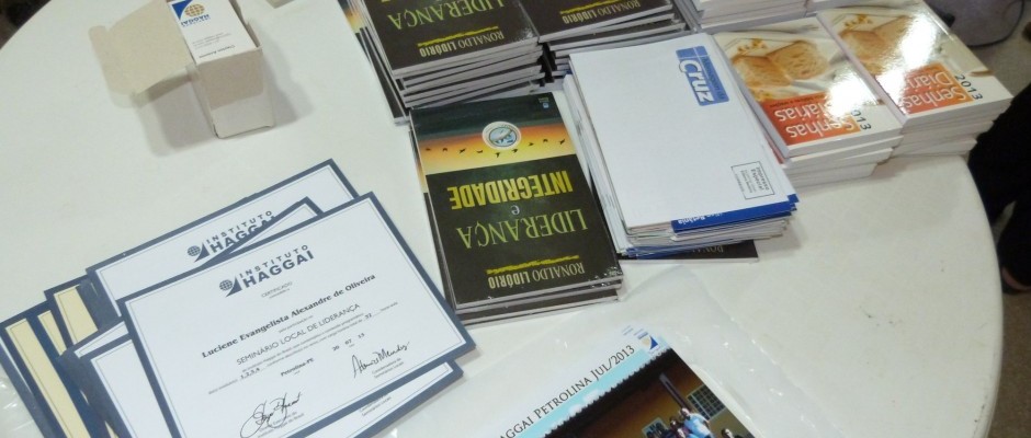Além dos certificados e foto do evento, foram entregues livros para educação continuada.