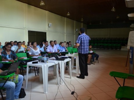 Aguinaldo Castanheira ministra aula.