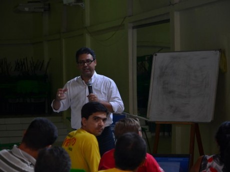 Arlenio Machado ministra aula