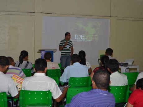 Valmir Vasconcelos ministra aula aos participantes da Jornada Haggai em Moju, PA.