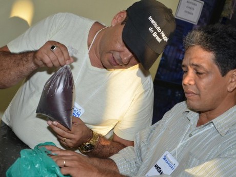 Aguinaldo Castanheira recebe sacola de açaí da região.