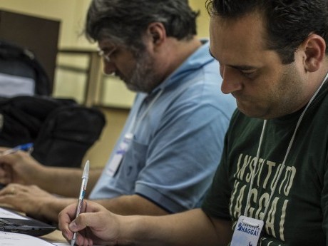 Roberto Chenk e Gênesis Fidelis preparam os certificados dos partipantes da Jornada Haggai